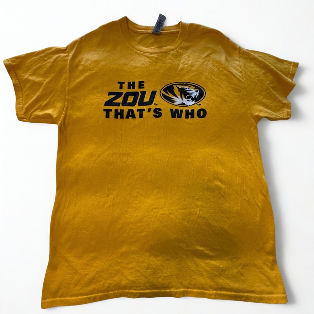 Missouri Tigers Mizzou “The ZOU That’s Who” Tee Size Large Gildan Gold Shirt